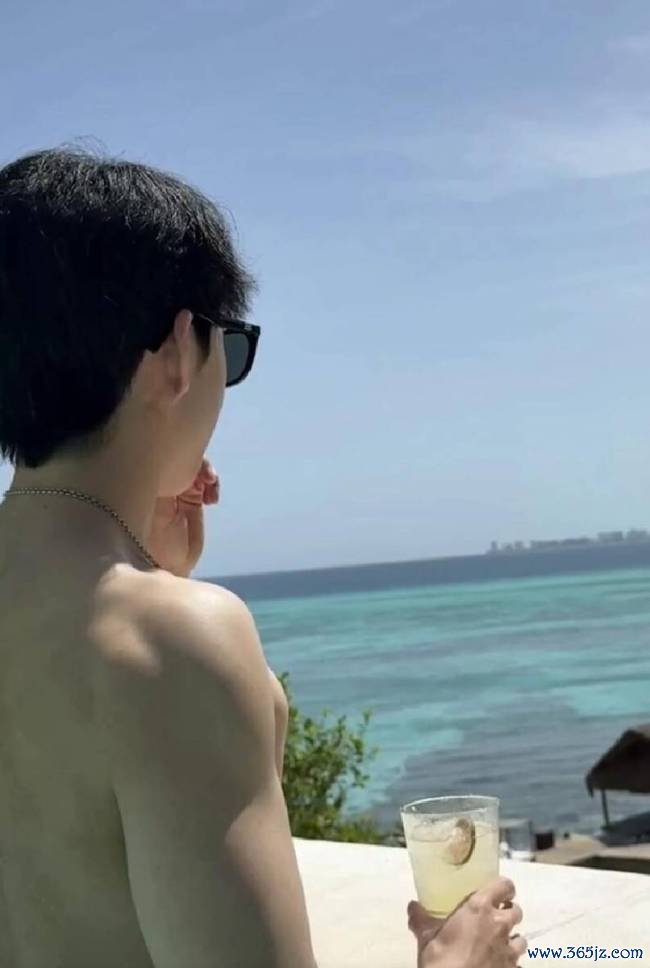 王中磊晒犬子威廉留学照 海边戴墨镜酷飒帅气