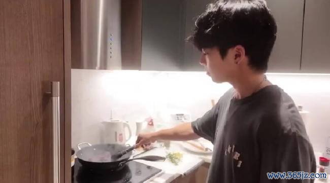 王中磊晒犬子威廉留学照 海边戴墨镜酷飒帅气
