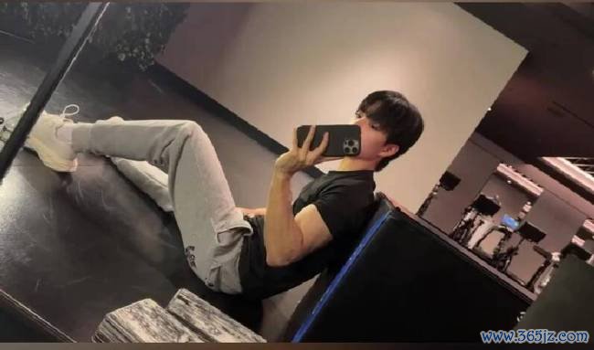王中磊晒犬子威廉留学照 海边戴墨镜酷飒帅气