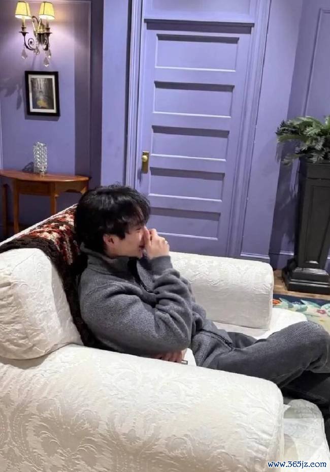 王中磊晒犬子威廉留学照 海边戴墨镜酷飒帅气